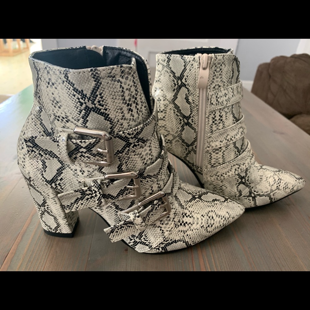 Woman’s size 8 booties
